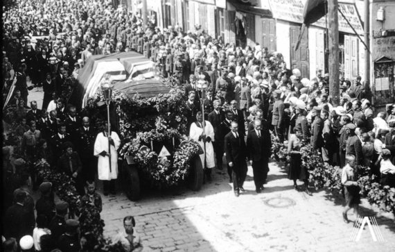 archivesofculture.com nuotr./Žuvusių „Lituanica“ lakūnų pagerbimo procesija Kauno centre. 1933 m. liepos 19 d.