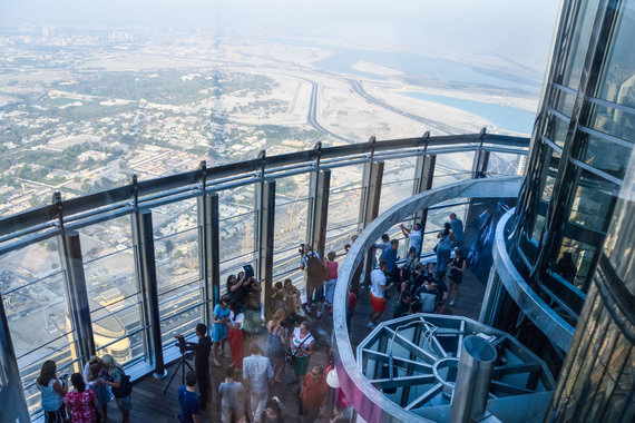 123RF.com nuotr./Turistai Burj Khalifa apžvalgos aikštelėje