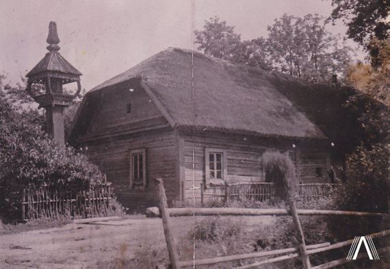 photo from archivesofculture.com/R. A house and a roof pillar registered by Kalpok in 1930. during the expedition