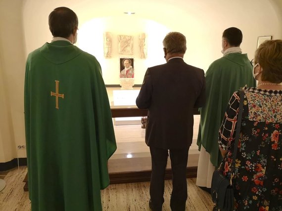 Photo by ITlietuviai.it / In commemoration of the 50th anniversary of the Lithuanian Chapel, the participants prayed to Pope Saint Tomb of Paul VI