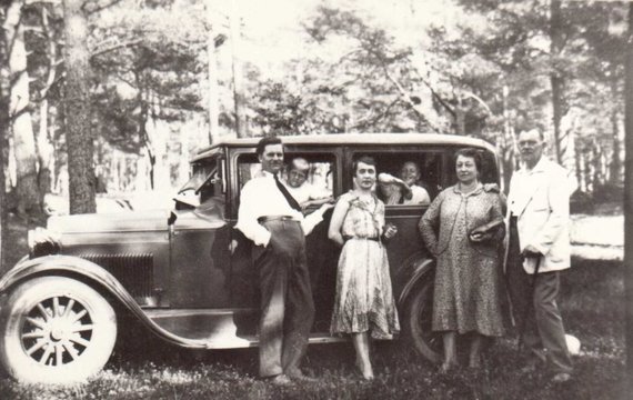 Panevėžys County Gabrielė Petkevičaitė-Bitė Public Library, Mykolas Karkas Foundation F12-249 / The family of a teacher, the musician Mykolas Karkas and the family of a teacher, the artist Pranas Giedravičius on their way to the beach. 1930 