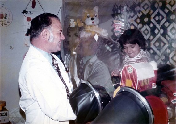 Photo by Wikimedia Commons / David Vetter receives a visit from a doctor at his home 