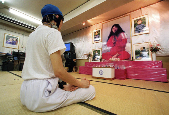 Reuters / Scanpix photo / Aum Shinrikyo member meditating against Asuhara's painting