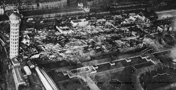 Wikimedia Commons / Public Domain Photo / Crystal Palace after the fire