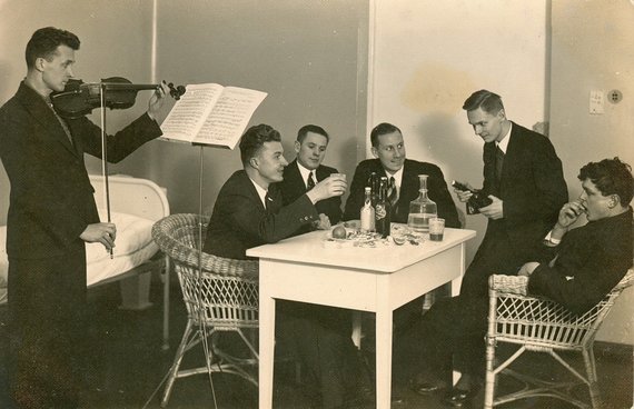 Photo of Kaunas City Museum funds  / Photographer Kazimieras Dudėnas with friends at a table loaded with fruit and drinks at the Red Cross Sanatorium.  Kaunas, 1935 