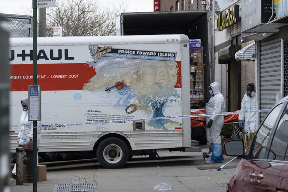 Scanpix / AP Photo / The crumbled bodies of the dead were piled on trucks