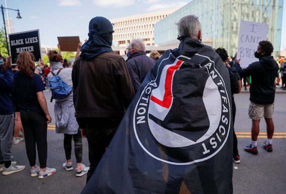 Reuters / Scanpix photo / Protester with anti-fascist action flag in Boston