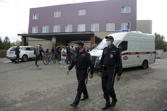 Scanpix / AP photo / Officials at Omsk hospital