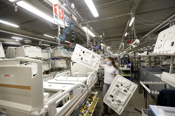 Scanpix / AP Photo / Beds traveling to a new open-air hospital