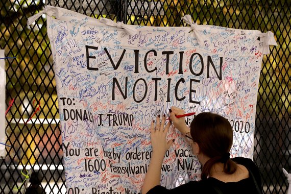 AFP / Scanpix photo / J. Biden supporters with posters at the White House call on Trump to move