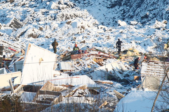 Reuters / Photo Scanpix / Et jordskred begravde et dusin hjem
