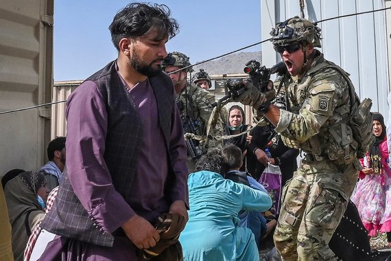 AFP / Scanpix photo / US soldier threatens man at Kabul airport with a gun