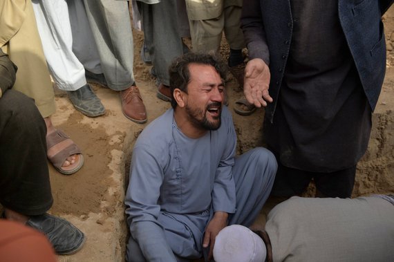 AFP/„Scanpix“ nuotr./Afganistaniečiai gedi sprogdinimo Kabule aukų