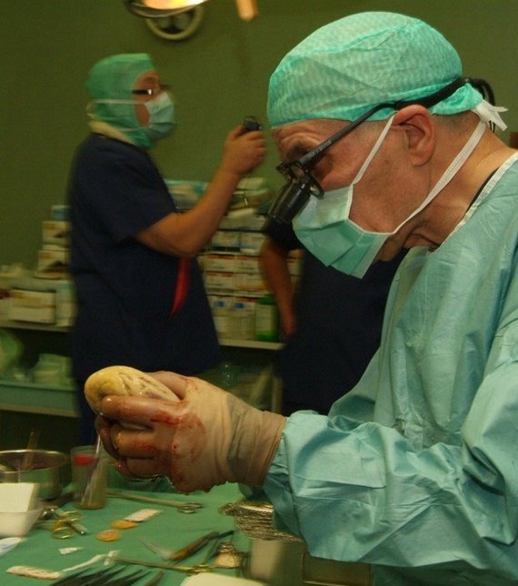 Santaros klinikų nuotr./V.J.Sirvydžio rankose donoro širdis
