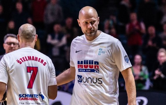 Fotoğraf: Remo Tonismagi / Postemees / Martin Muursepp, basketbol efsanesi Saulius Stomberg ve diğer eski yoldaşların onuruna.