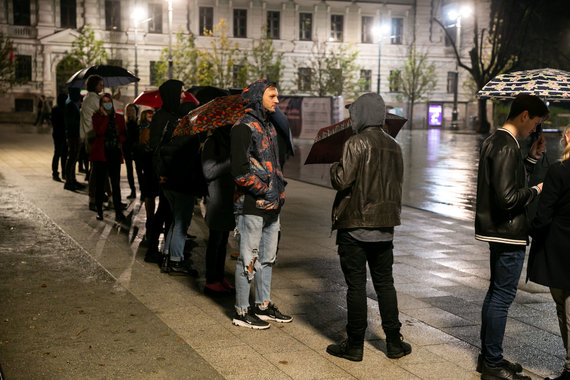 Photo by Žygimantas Gedvila / 15min / Queue of the last day of early voting in Lukiškės square