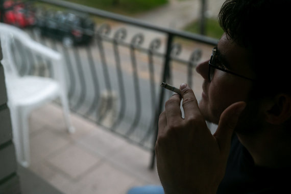 Sigismund Gedvila / 15min photo / Smoking on the balcony