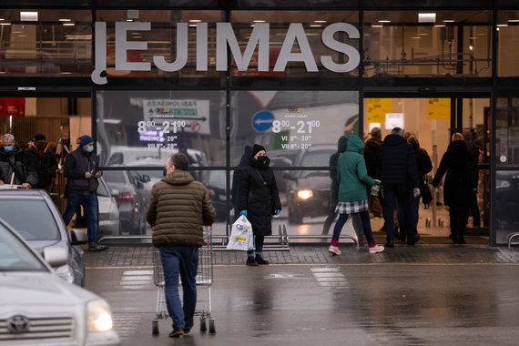 Photo by Sigismund Gedvila / 15min / Customers arriving at the Senukai store