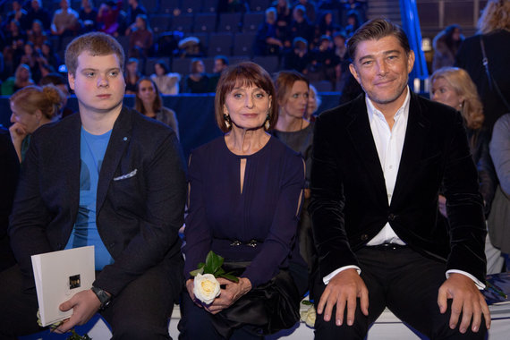 Yosvydo Elinsko / 15 min Photo / Vanda Valentienė, mother of Anna Valentina, and Glenn Manchester (right)