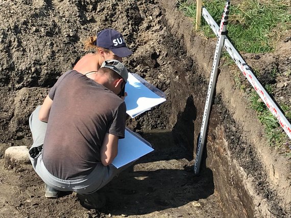 Photo of the participants of the VU archaeological expedition. / VU archaeological expedition in the village of Šventininkai