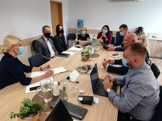 Photo from the Ministry of Health.  / In the meeting with the representatives of the CEC, A.Šešelgis removed his mask