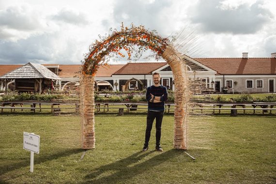 Photo by Gintautas Rapalis / I place.  Florists in the border arch