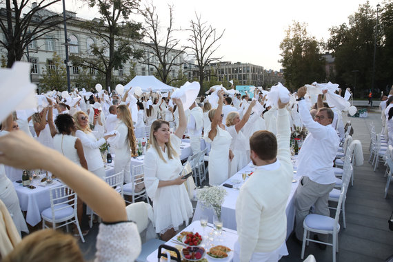 Photo by Julius Kalinskas / 15min / Moment of the white dinner in Lukiškės square 