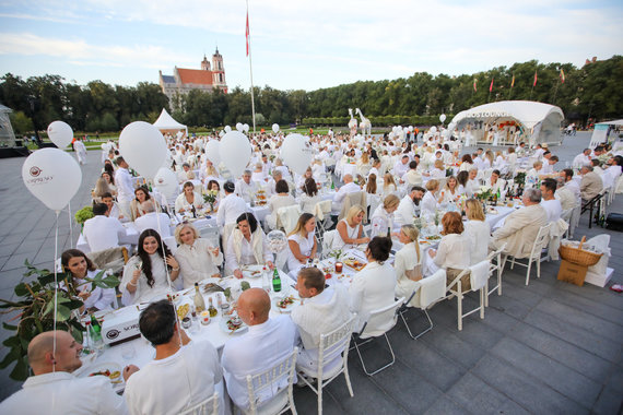 Photo by Julius Kalinskas / 15min / Moment of the white dinner in Lukiškės square 