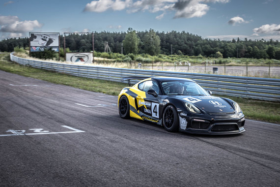 Team Photo / Porsche Cayman GT4 Clubsport