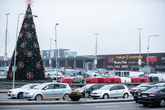 Arno Strumila / 15min photo / Crowded parking lots near shopping centers in Vilnius