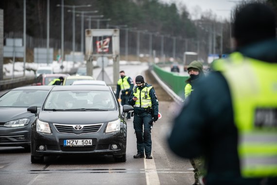 Arno Strumila / 15min photo / Checkpoint on the Kaunas - Vilnius road