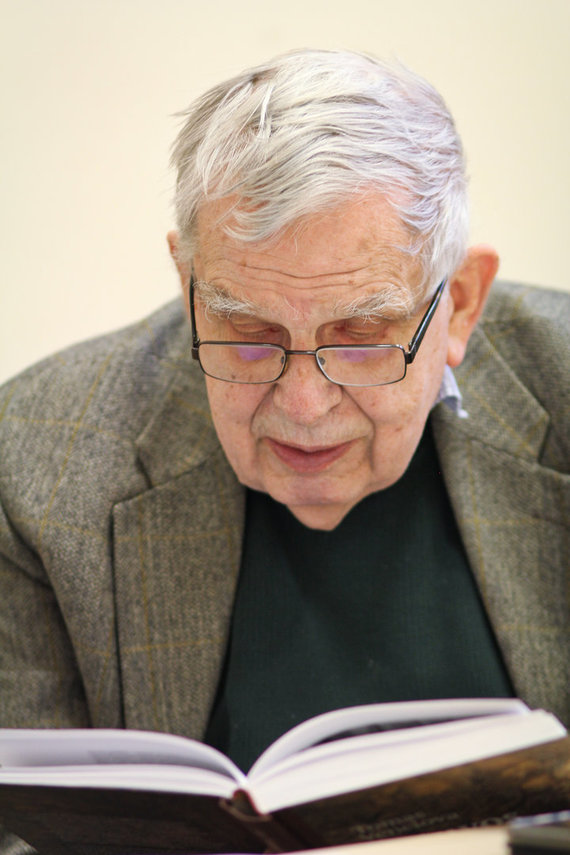 Photo by Karolina Savickytė / Prof. T. Venclova reads an excerpt from her book.