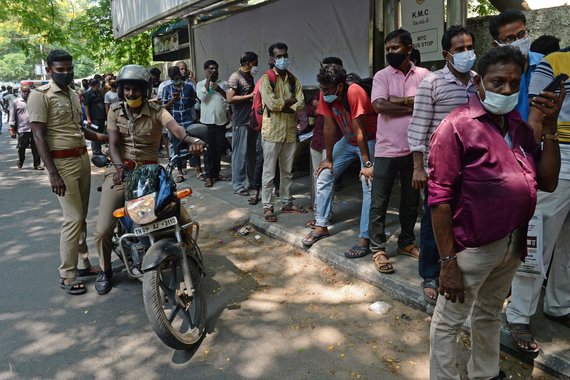 AFP / Scanpix photo / Indians queue for remdesivir market