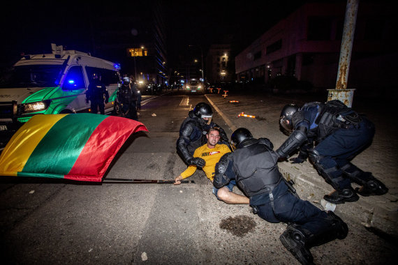 Photo by Vidmantas Balkūnas / 15 min photo / Joint forces expel and arrest rioters 