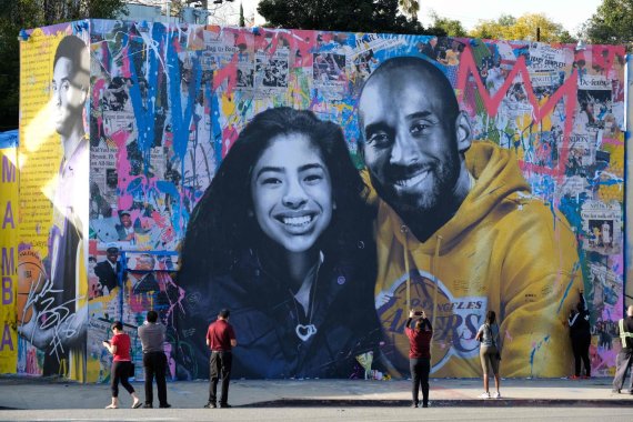 Photo by Scanpix / Drawing of Kobe and Gigi Bryant in Los Angeles