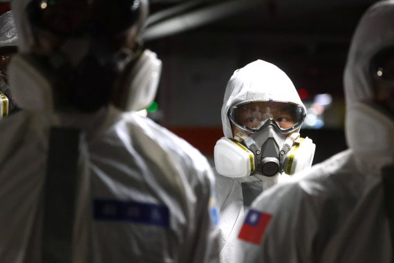„Reuters“/„Scanpix“ nuotr./Kova su koronavirusu Taivane