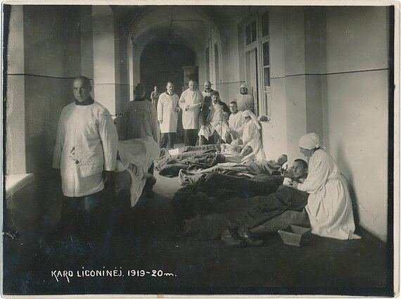Nuotrauka iš Lietuvos medicinos ir farmacijos istorijos muziejaus fondų./Lietuvos karo ligoninė 1919-1920 m. 