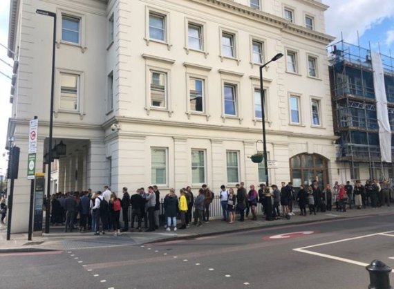 15 minute photo of the reader / voter queue at the embassy in the UK in 2019