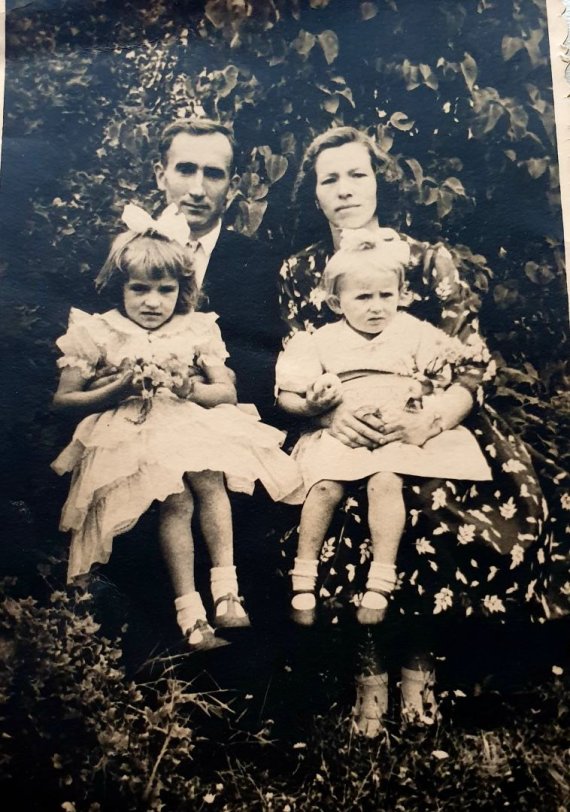 Asmeninio archyvo nuotr./Angelė Jakavonytė ir sesutė Birutė su tėvais Juozu ir Zosia Jakavoniais