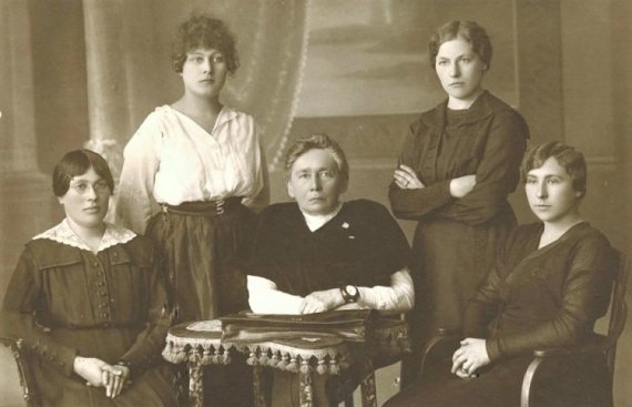 Photo from the Maironis Museum of Lithuanian Literature, GEK 17154 / Members of the Seimas Constituent in 1920. Seated from left to right: Emilija Spudaitė-Gvildienė, Gabrielė Petkevičaitė-Bitė, Magdelena Draugelytė-Galdikienė;  from left: Ona Muraškaitė-Račiukaitienė, Salomėja Stakauskaitė 