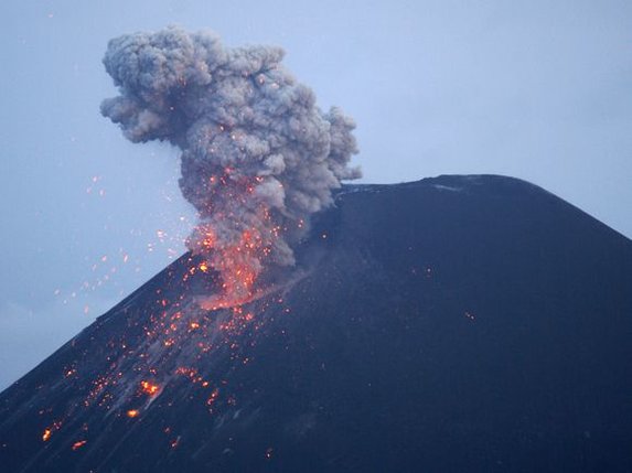 „Reuters“/„Scanpix“ nuotr./Anak Krakatau vulkanas Indonezijoje