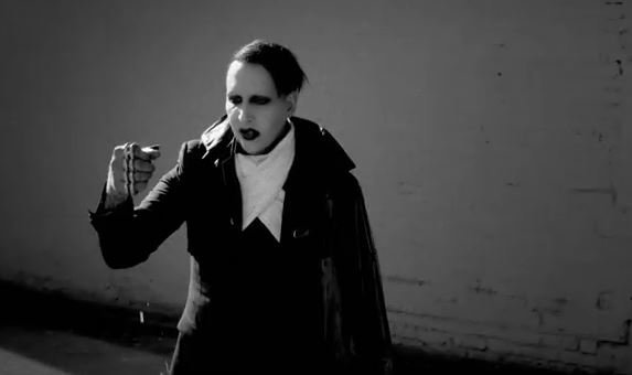 „Youtube“ stop kadras/Kadras iš Marilyn Mansono dainos „The Mephistopheles Of Los Angeles“ vaizdo klipo