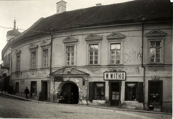 J. Bulhakas, 1937. Kairėje vartų pusėje matosi durys