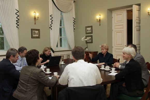 Prezidentūros nuotr./D.Grybauskaitė su patarėjais