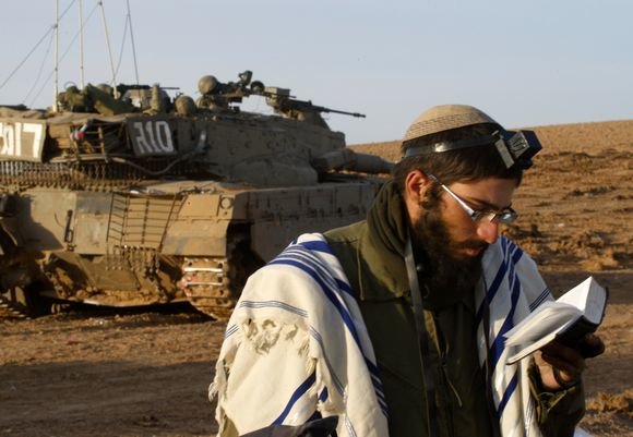 „Reuters“/„Scanpix“ nuotr./Izraelio karys meldžiasi.