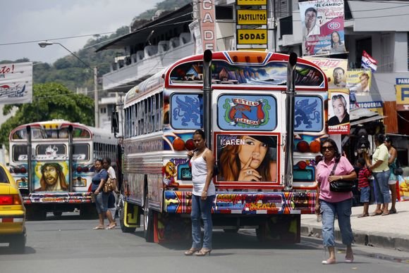 „Reuters“/„Scanpix“ nuotr./Spalvingi autobusai