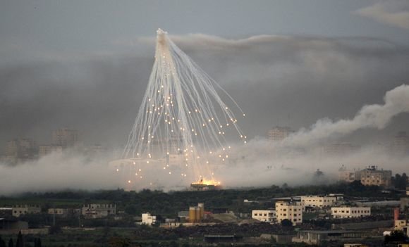 „Reuters“/„Scanpix“ nuotr./Bombarduojamas Gazos Ruožas