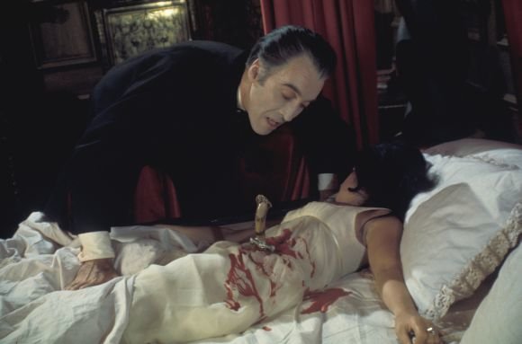 „Scanpix“ nuotr./Aktorius Christopheris Lee ir Anoushka Hempel filme „Drakula“ (1970)