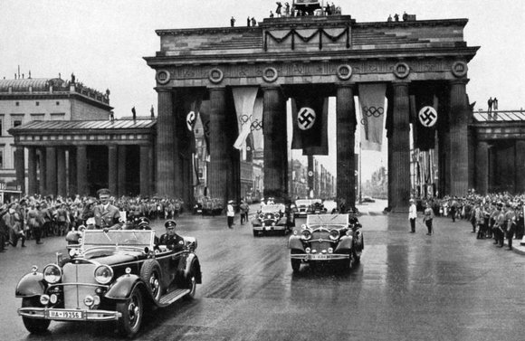 „Scanpix“ nuotr./Hitleris 1936 m. Berlyne, Olimpiniame parade (pirmasis automobilis)