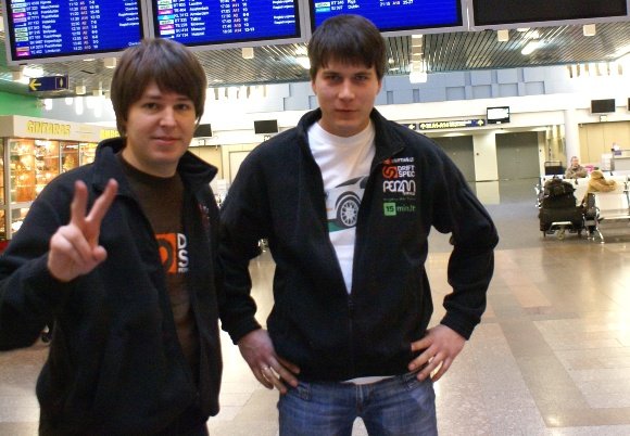 Tomas Gruzdys ir Timas Simniška oro uoste
